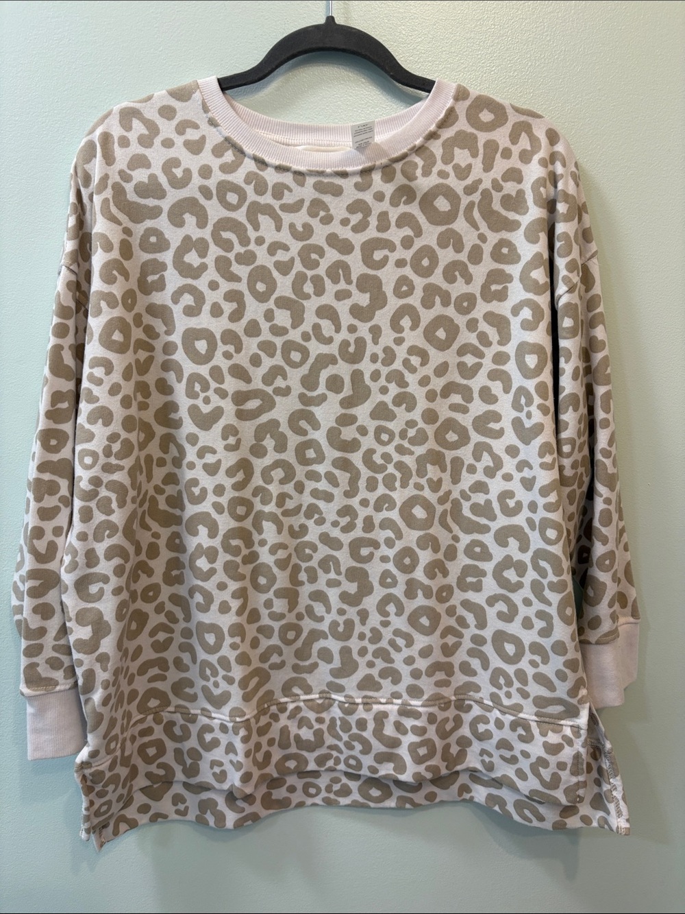 Viv & Lou L/XL Leopard Print Sweatshirt